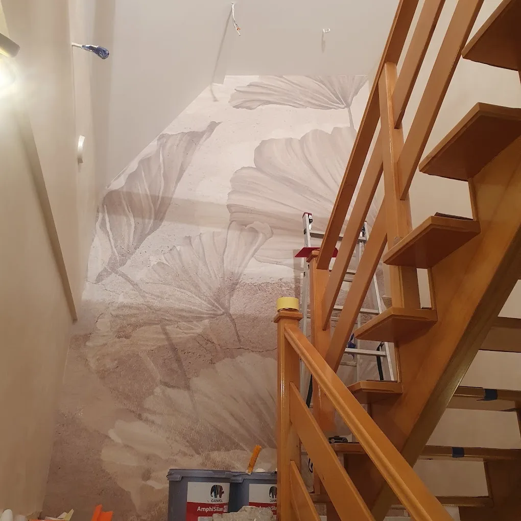 Malarska dekoracja ściany w stylu roślinnym na klatce schodowej