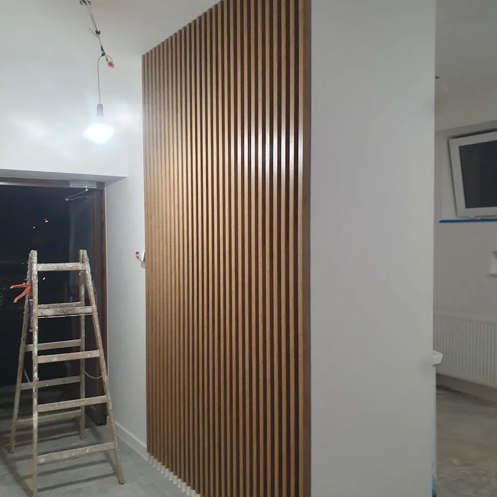 Boazeria drewniana na ścianie w nowoczesnym wnętrzu